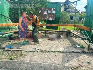 Ворог вдарив по зупинці транспорту у Балабиному: троє мешканців загинули на місці (ФОТО, ВІДЕО)