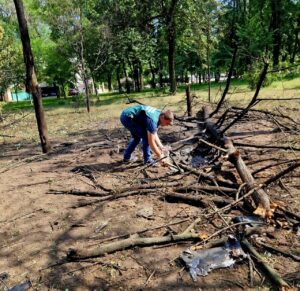 Экологи обследовали место российского удара в Днепровском районе Запорожья (ФОТО)