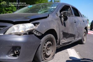 У Запоріжжі російський дрон влучив у цивільне авто біля ТЦ: є постраждалі (ВІДЕО)