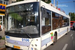 У Запоріжжі дрон атакував муніципальний автобус: що відомо на цей момент (ФОТО, ВІДЕО)