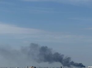 После взрывов спальный район Запорожья окутало густым дымом (ФОТО)