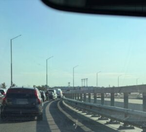 Затори на Вантовому мосту в Запоріжжі: водії застрягли через перекриття смуги (ФОТО)