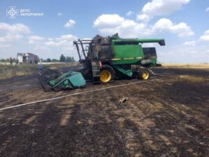 У ДСНС показали наслідки атаки дрона по комбайну в передмісті Запоріжжя: поранено працівника (ФОТО)