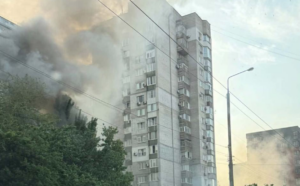 У центрі Запоріжжя палає будинок після удару БпЛА (ФОТО)