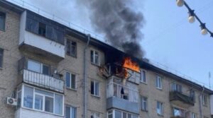 Ворожий дрон влучив у багатоповерхівку в Запоріжжі: спалахнула пожежа (ФОТО)