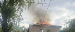 Росіяни атакують Запоріжжя: горить дах будинку (ФОТО)