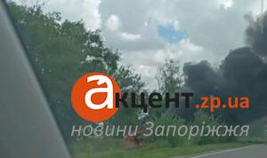 Враг во второй раз за три дня атаковал трассу Днепр — Кривой Рог: есть погибшие, под ударом оказался гражданский грузовик (ВИДЕО)