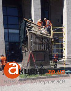 У Запоріжжі демонтували пам’ятник Михайлу Глінці, який простояв майже 70 років: що стало причиною (ФОТО)