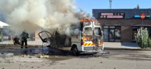 У Вільнянську внаслідок удару ворожого безпілотника спалахнув автомобіль загону швидкого реагування