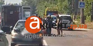 На Хортице в Запорожье сбили женщину: на месте работают медики и полиция (ВИДЕО)