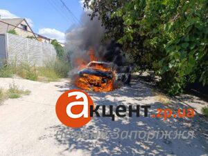 FPV-дрон атакував цивільне авто у Кушугумі: транспорт згорів вщент (ФОТО)