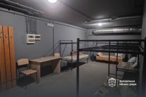 В Вознесеновском районе Запорожья открыли обновленное укрытие и защитили окна городских больниц бронепленкой (ФОТО, ВИДЕО)