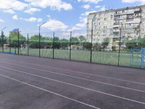 У Запоріжжі на футбольному майданчику школи встановили захисні сітки від FPV-дронів (ФОТО)