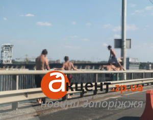 Дети устроили опасные развлечения на ДнепроГЭС в Запорожье (ФОТО)