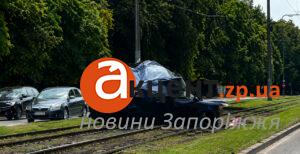 В Запорожье автомобиль после ДТП вылетел на трамвайные пути: есть пострадавший (ВИДЕО)