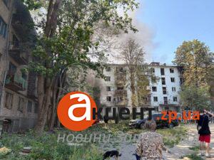 У Запоріжжі після удару КАБом люди серед понівечених будинків шукають близьких (ВІДЕО)